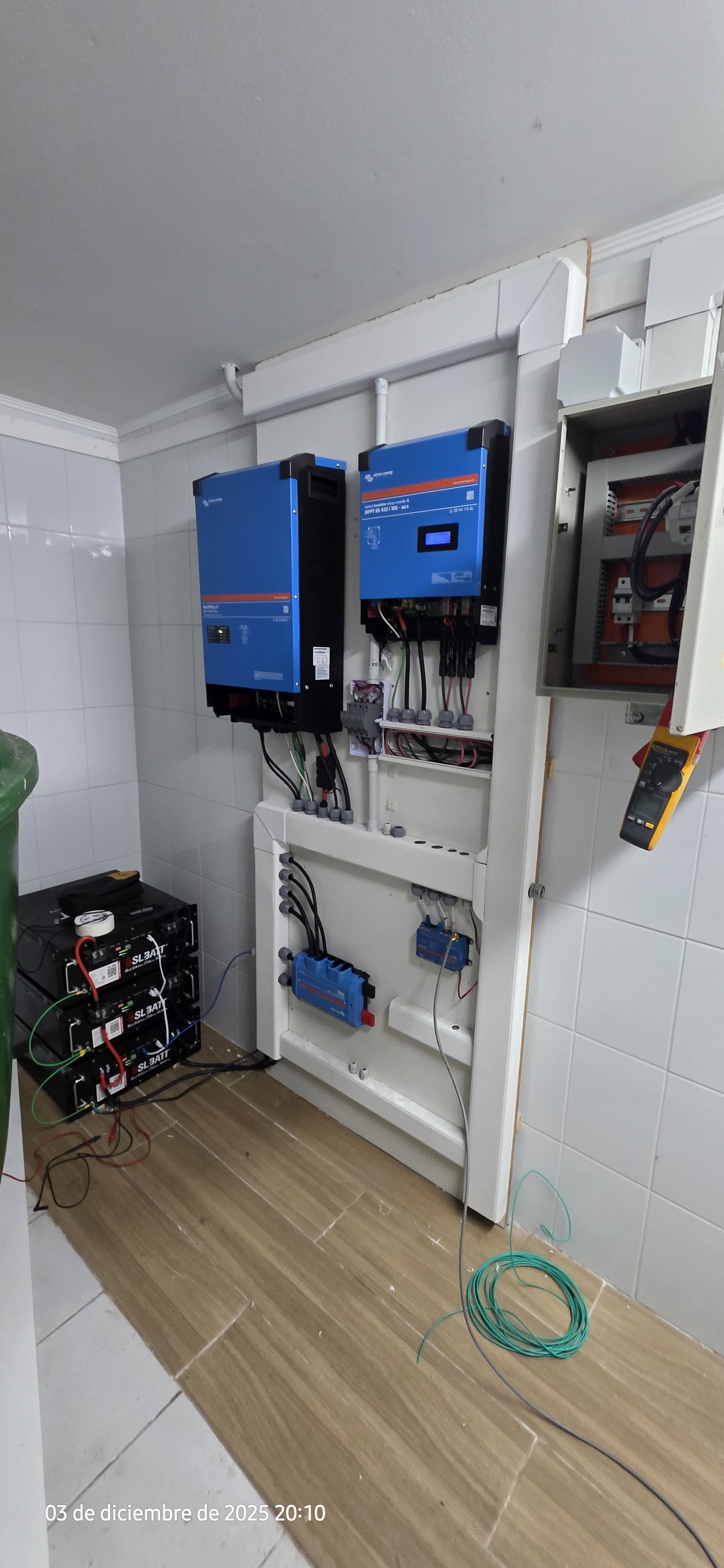 Instalación de inversores y baterías de un sistema fotovoltaico