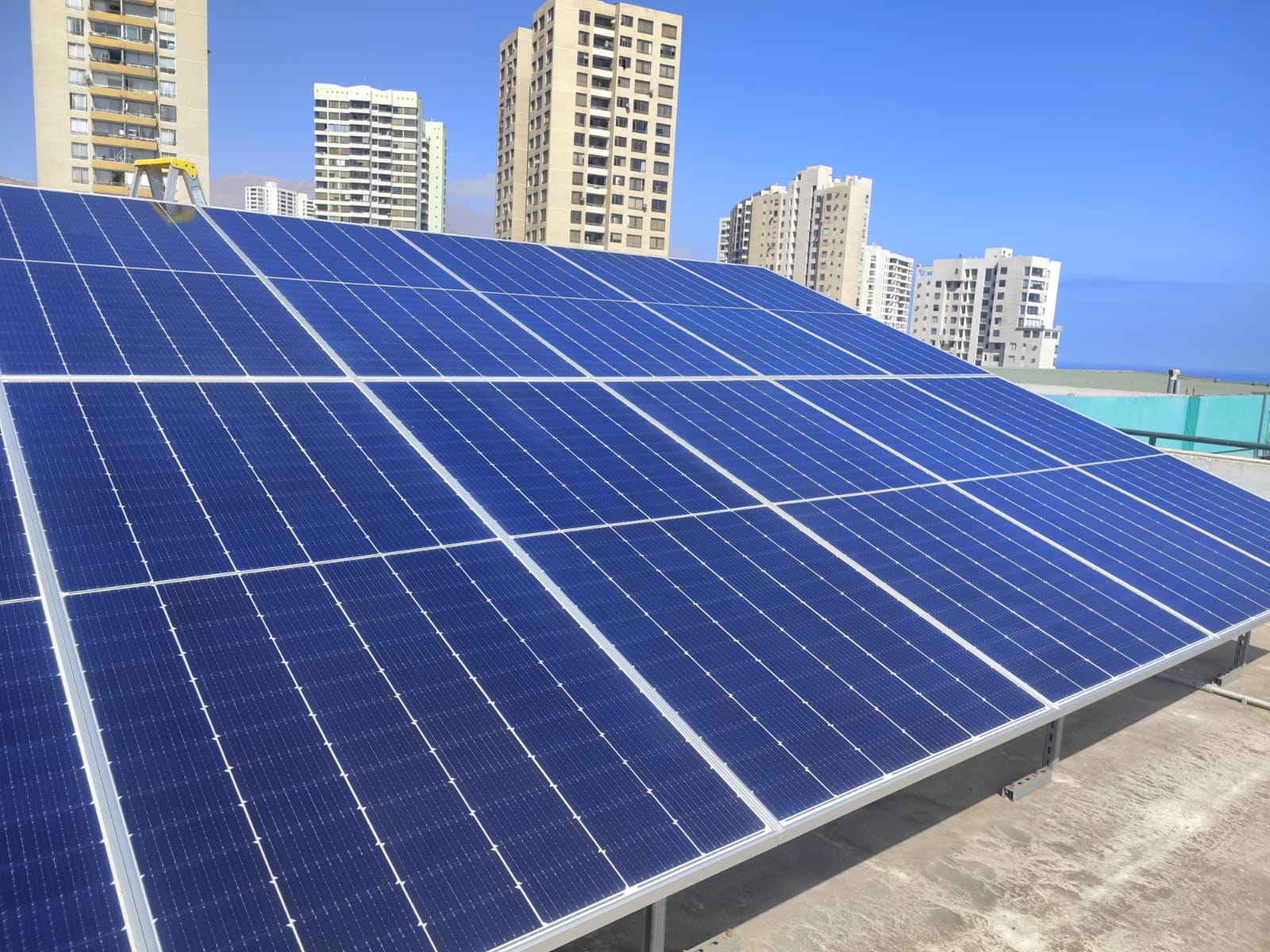 Paneles solares instalados sobre la cubierta de un edificio