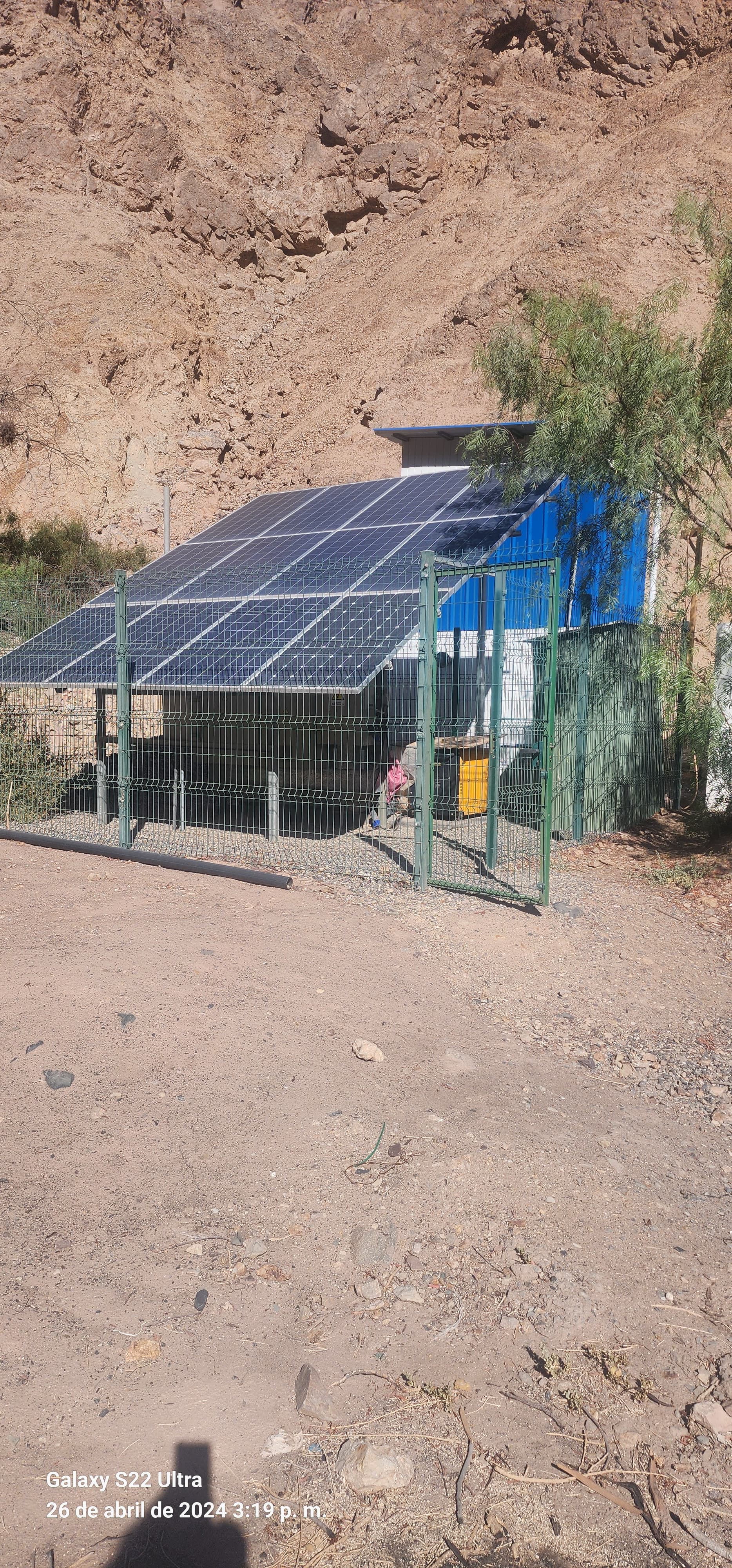 Sistema fotovoltaico instalado en una planta ubicada en zona rural