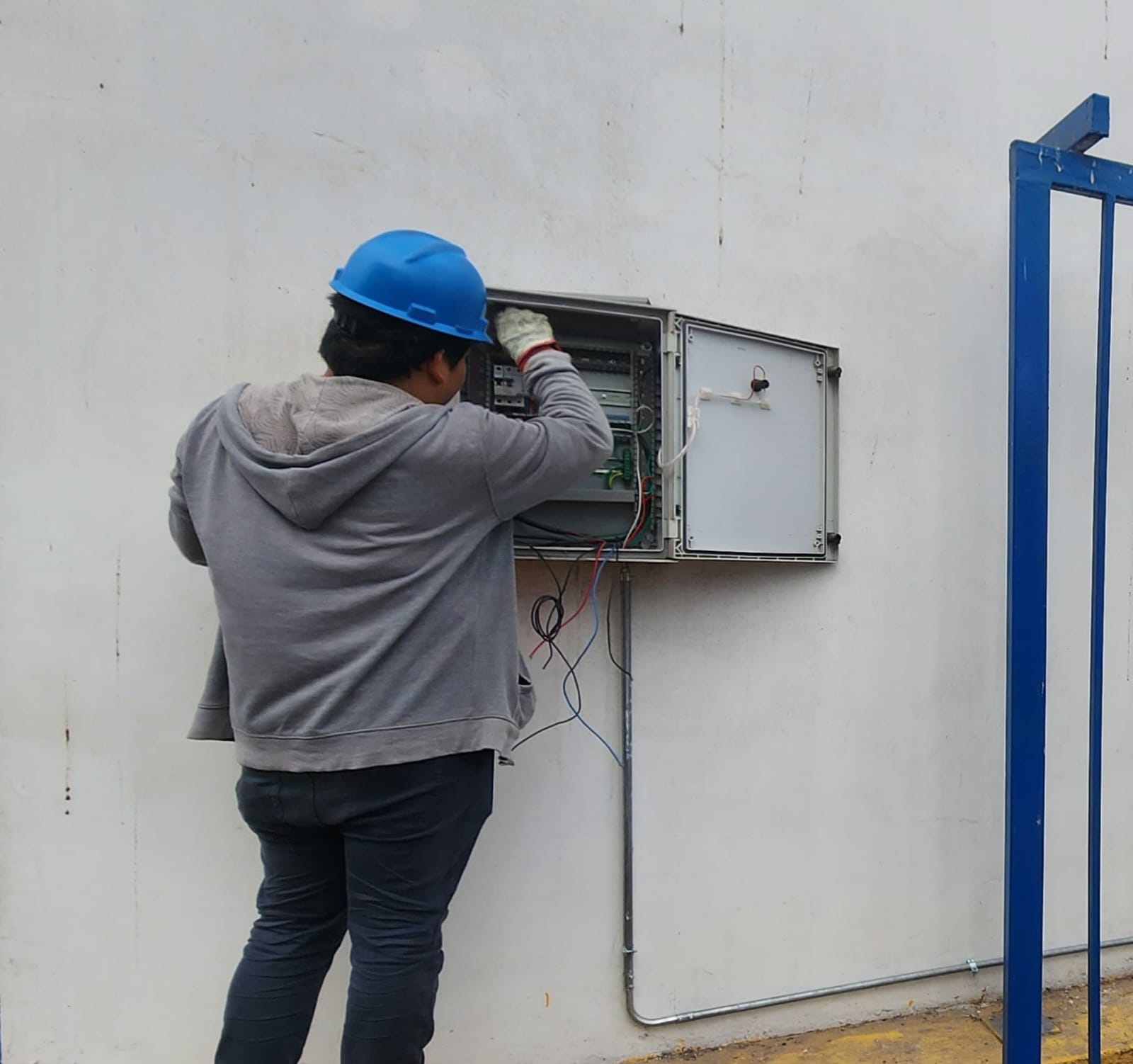 Técnico realizando mantenimiento en un tablero eléctrico
