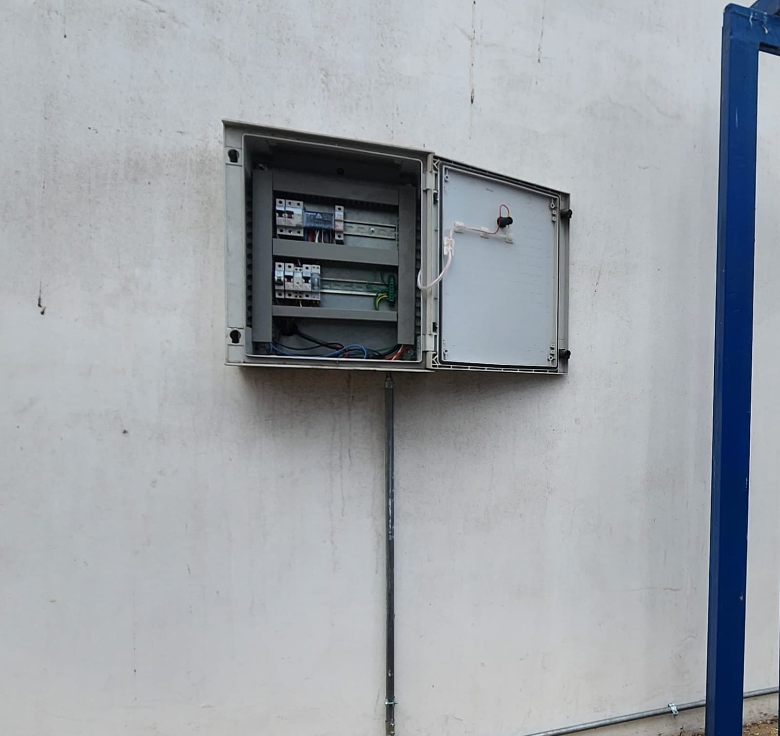 Tablero eléctrico después del mantenimiento