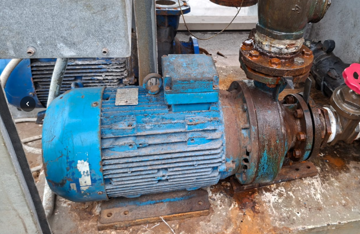 Motor y bomba de una instalación industrial