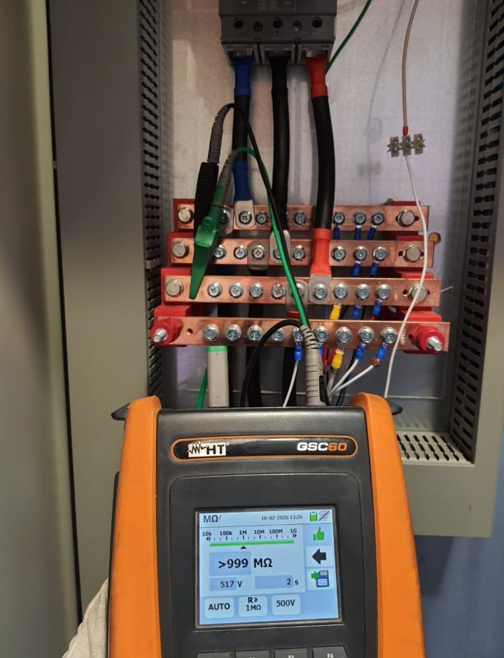 Medición de aislamiento en tablero eléctrico con instrumento HT GSC60