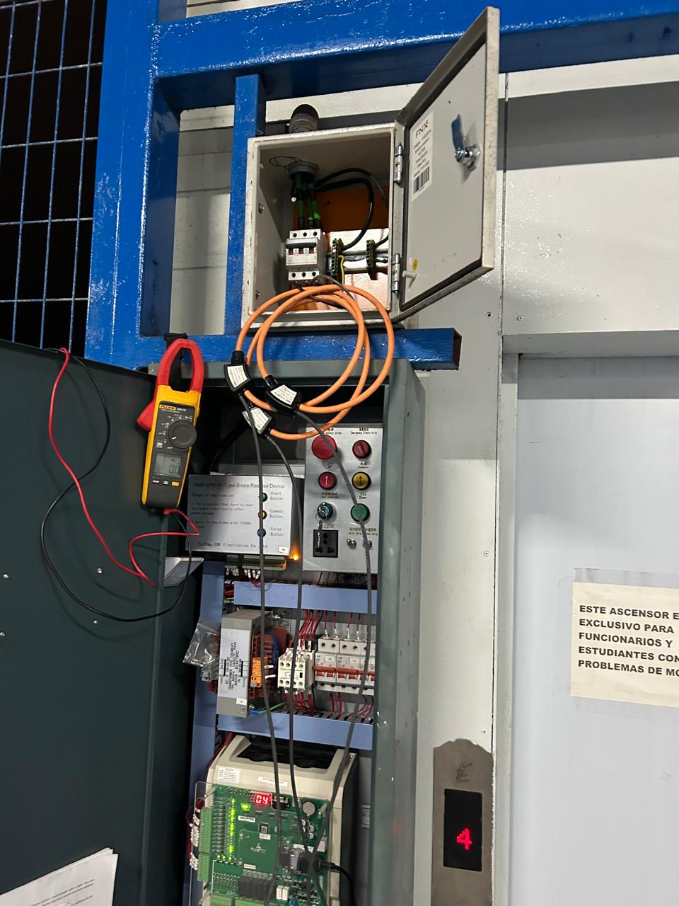 Mediciones eléctricas realizadas en el tablero de control de un ascensor
