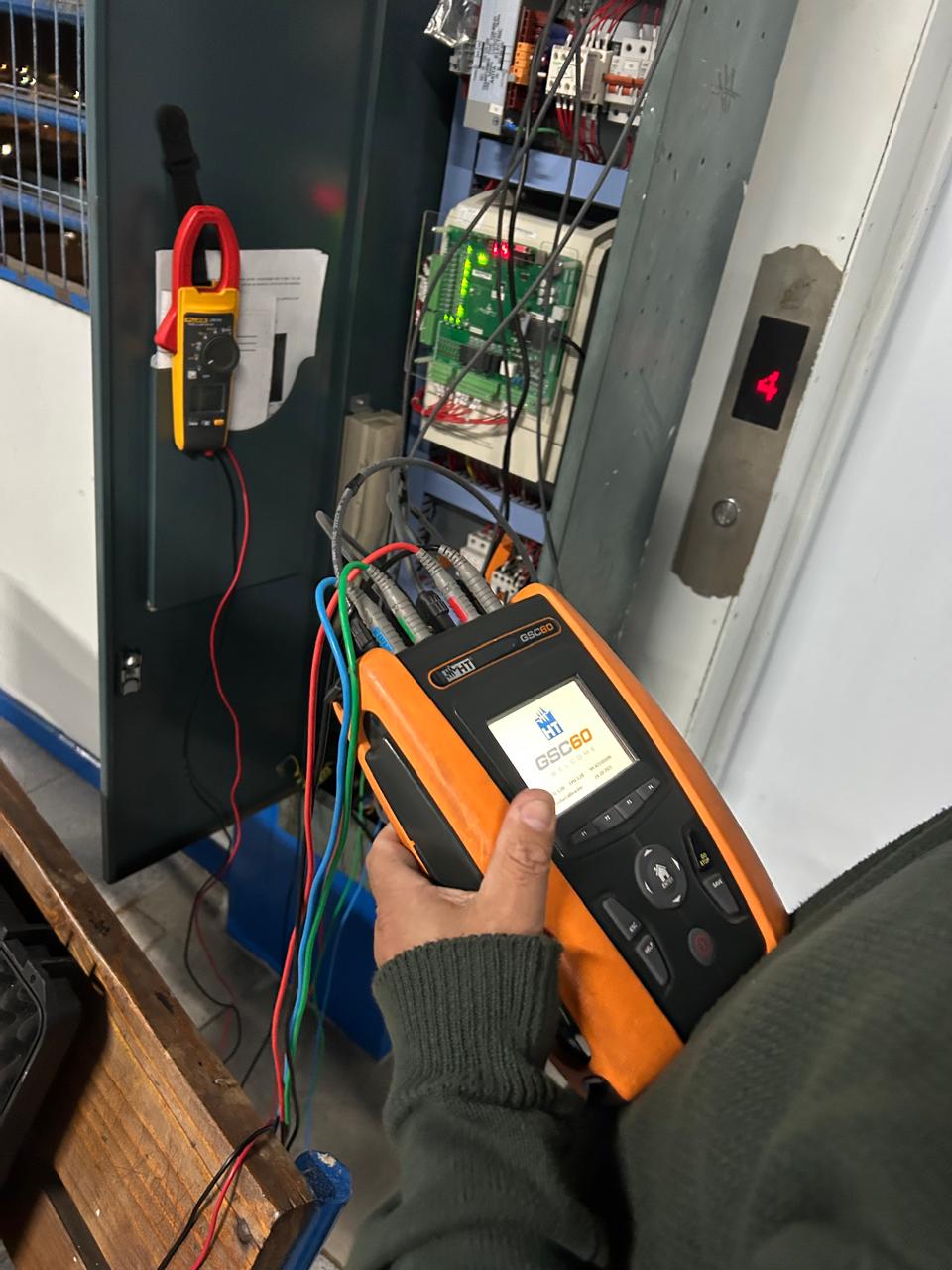 Prueba eléctrica realizada con instrumento HT en un sistema de control
