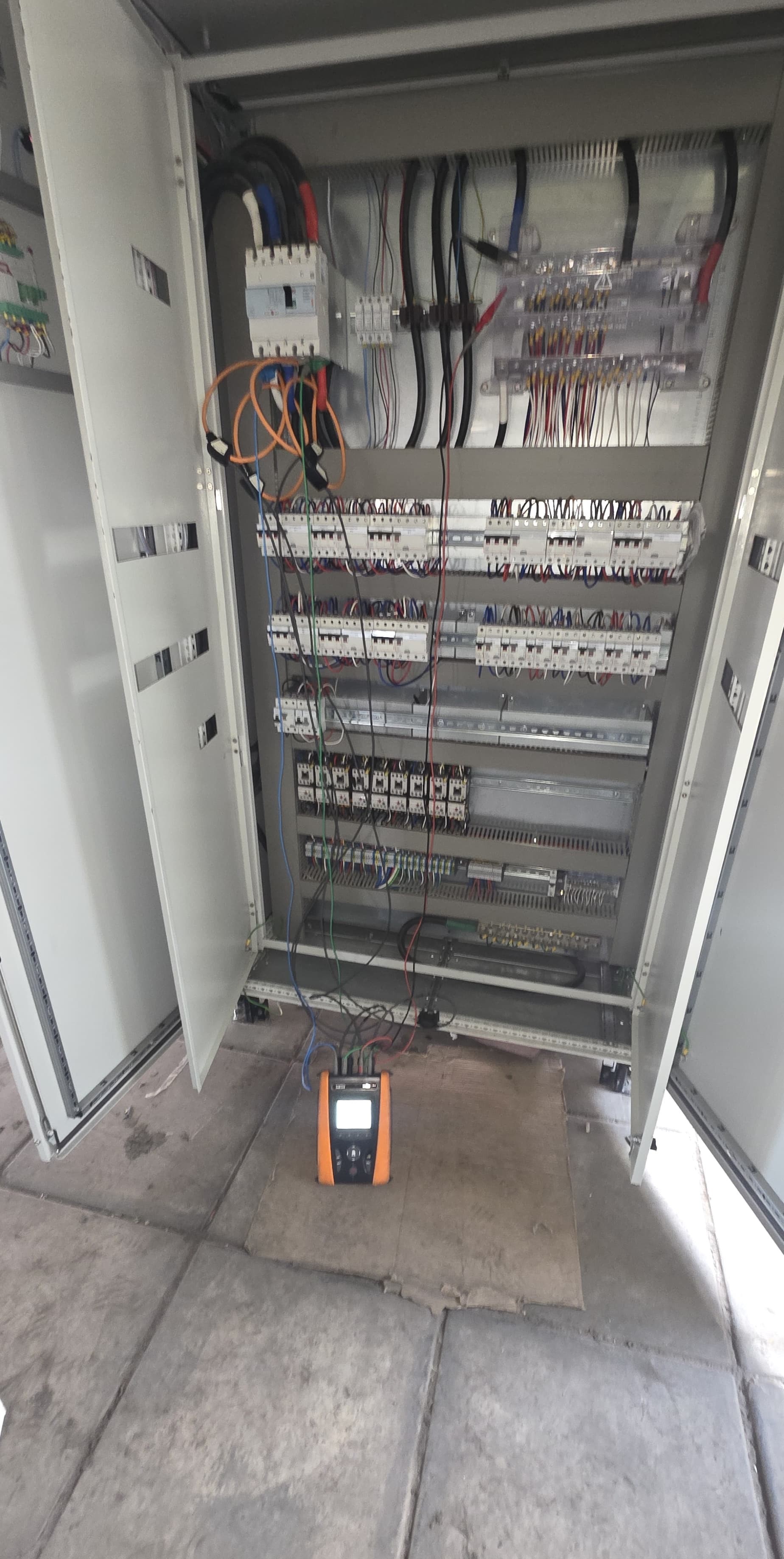 Pruebas eléctricas realizadas en tablero industrial con instrumento de medición