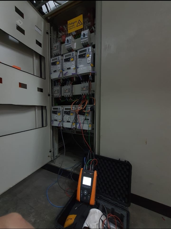 Diagnóstico eléctrico de tablero de potencia con equipo especializado