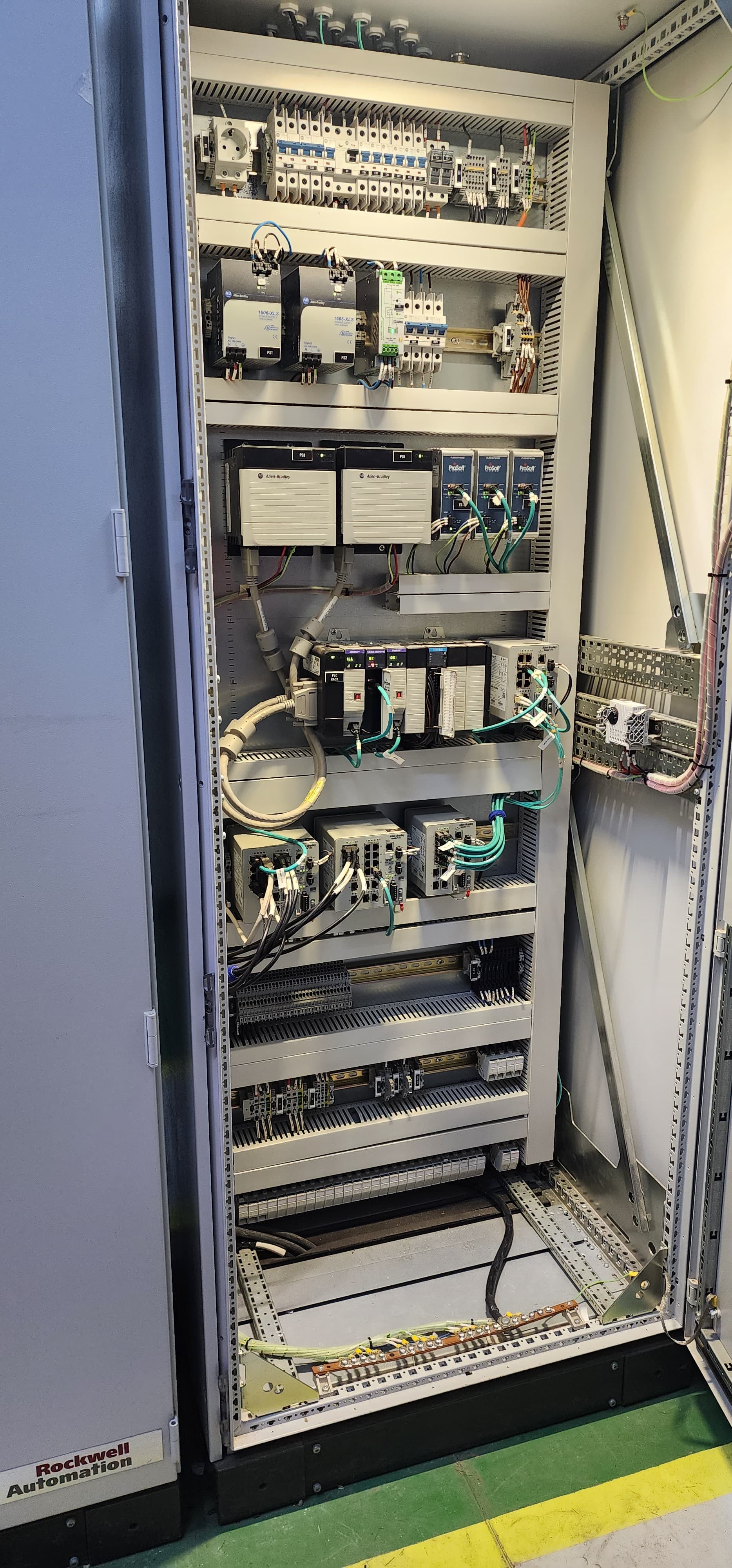 Interior de tablero industrial con sistemas de automatización y control