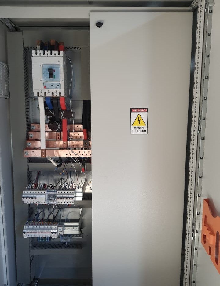Interior de tablero eléctrico industrial con barras de cobre y protecciones