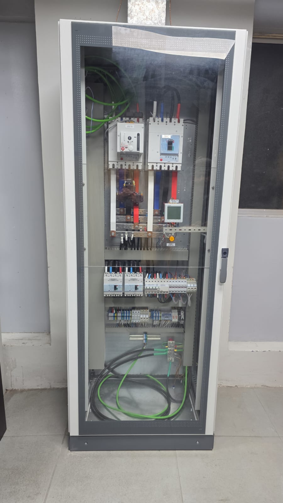 Tablero eléctrico industrial terminado con puerta transparente