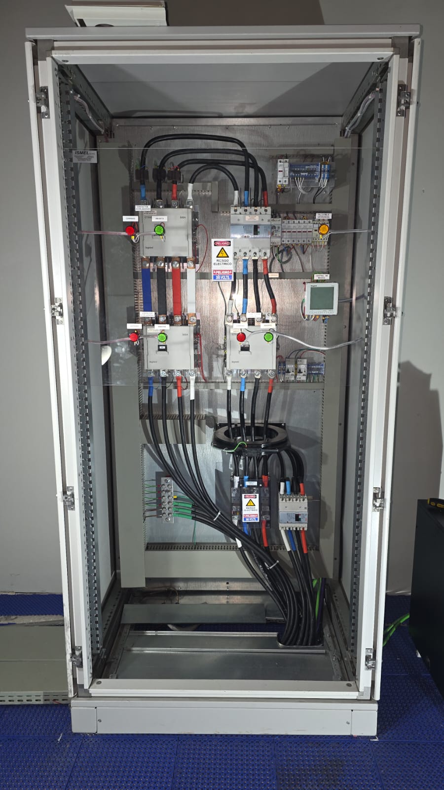 Interior de tablero eléctrico industrial con protecciones y cableado de potencia