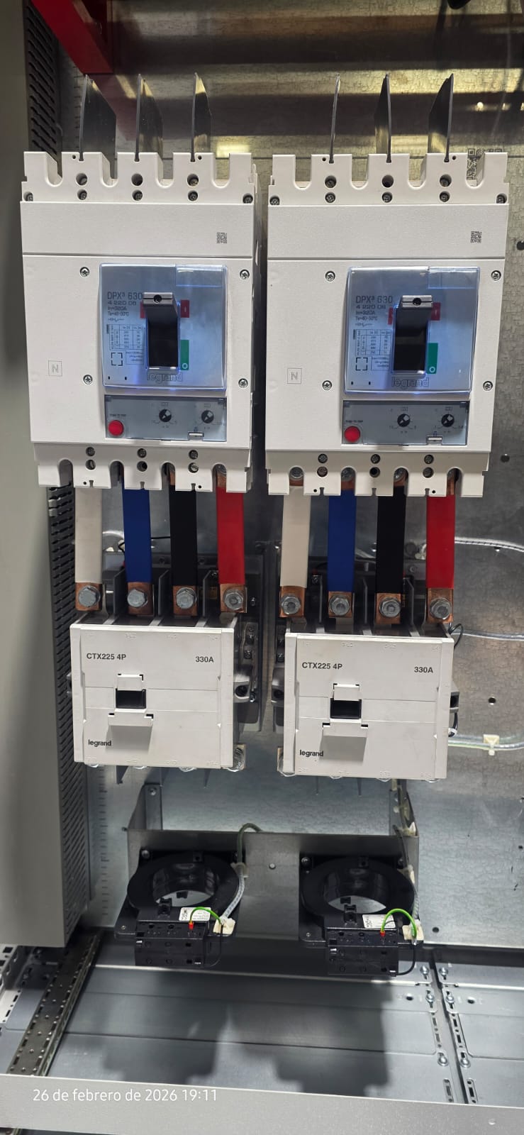 Detalle de interruptores y contactores de un tablero eléctrico