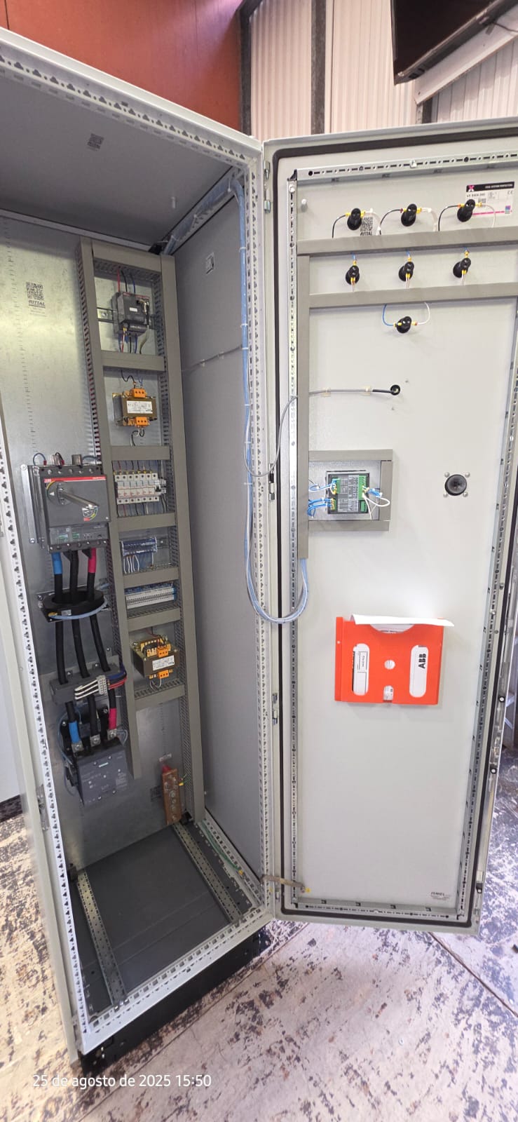 Tablero eléctrico industrial abierto con equipos ABB