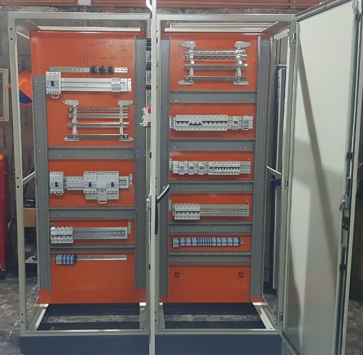 Tableros eléctricos industriales en proceso de fabricación