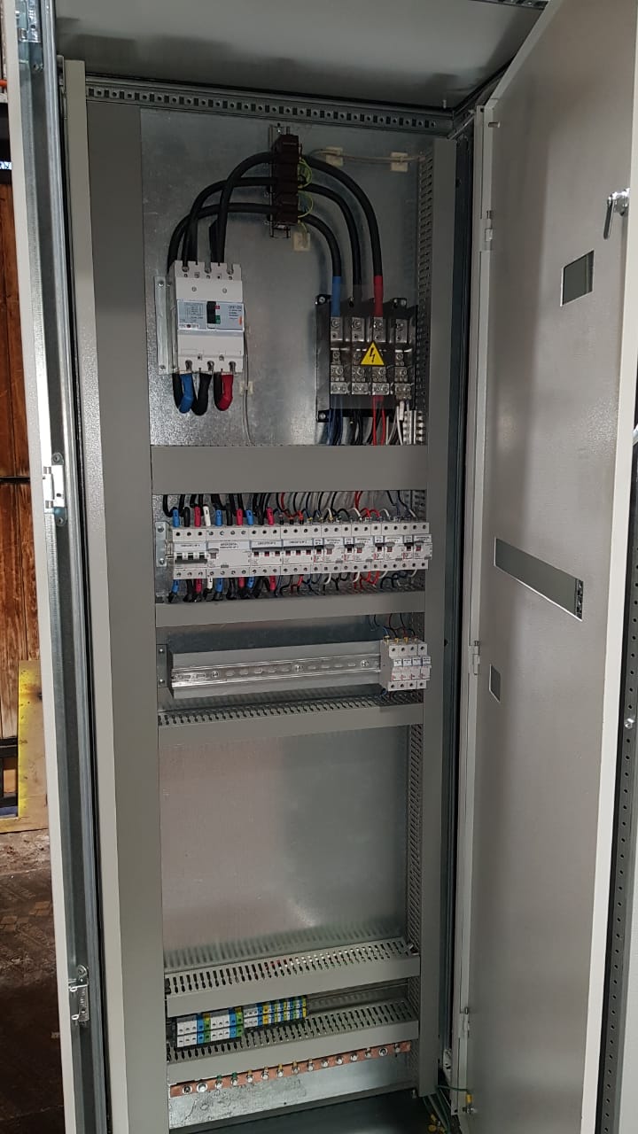 Interior de tablero eléctrico de distribución con protecciones y cableado