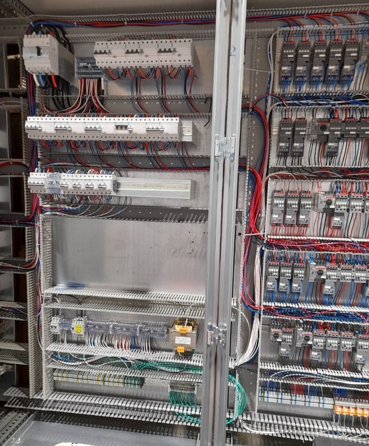 Interior de tablero eléctrico industrial con sistemas de control y protección