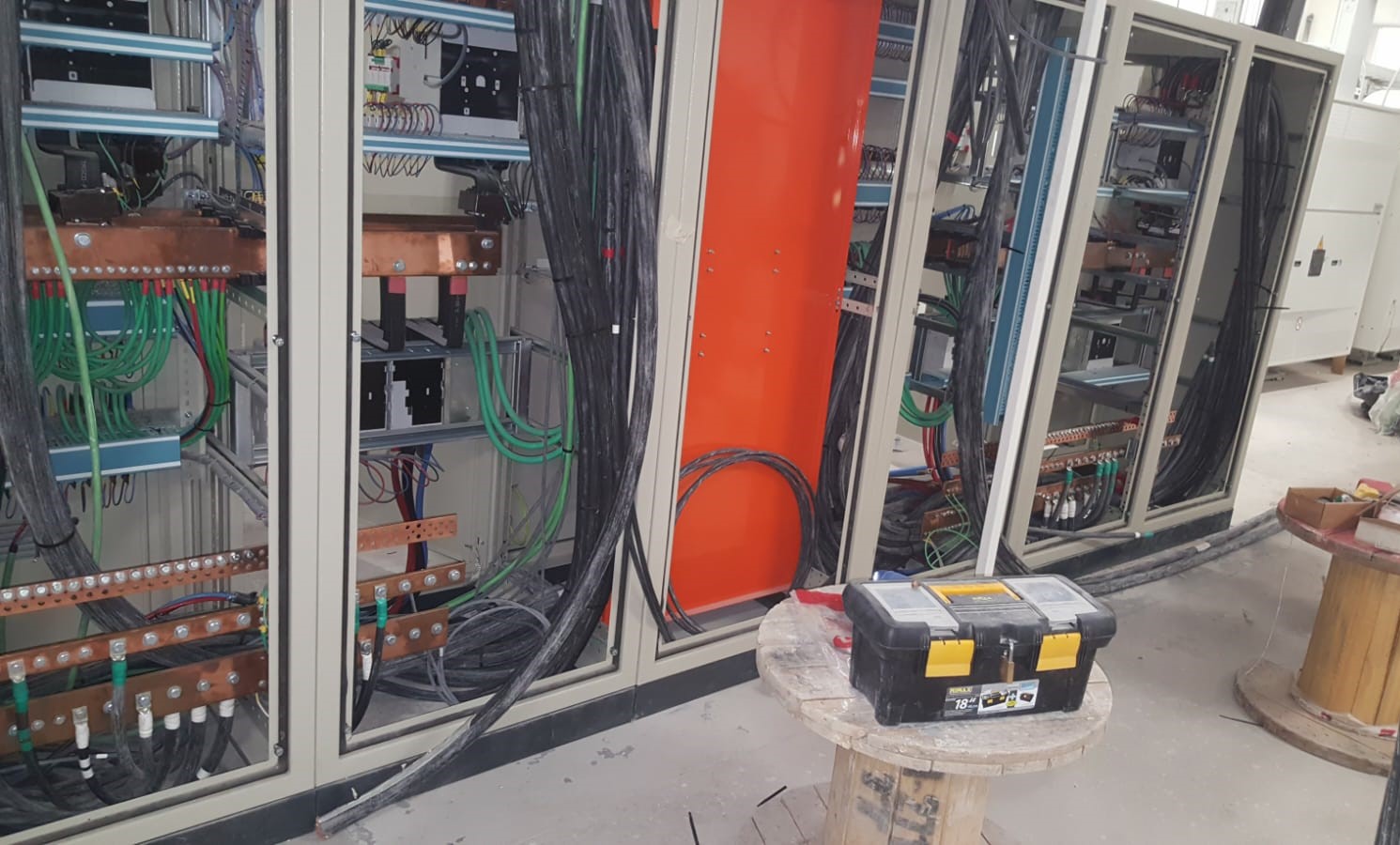 Conjunto de tableros eléctricos autosoportados durante su montaje