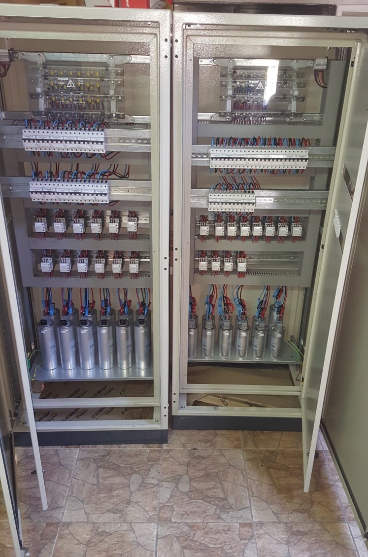 Banco de condensadores instalado en tableros eléctricos