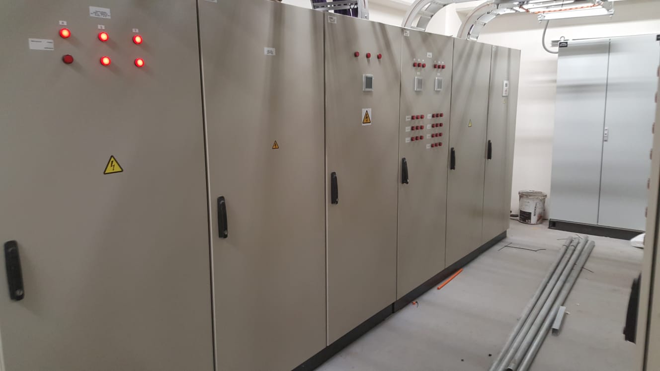 Conjunto de tableros eléctricos instalados en sala técnica de casino