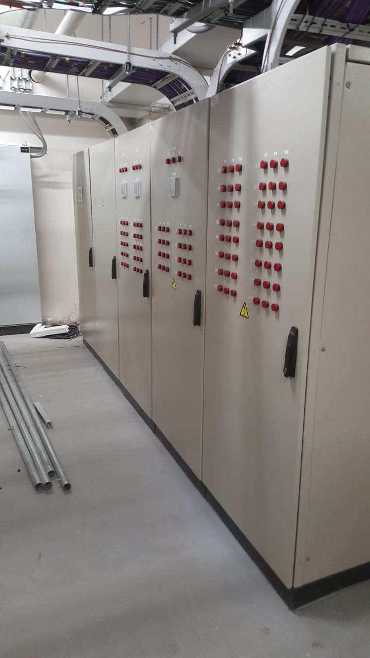 Vista lateral de tableros eléctricos de control instalados en casino