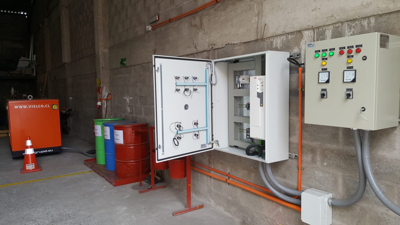 Montaje de tableros eléctricos y canalizaciones en instalación industrial