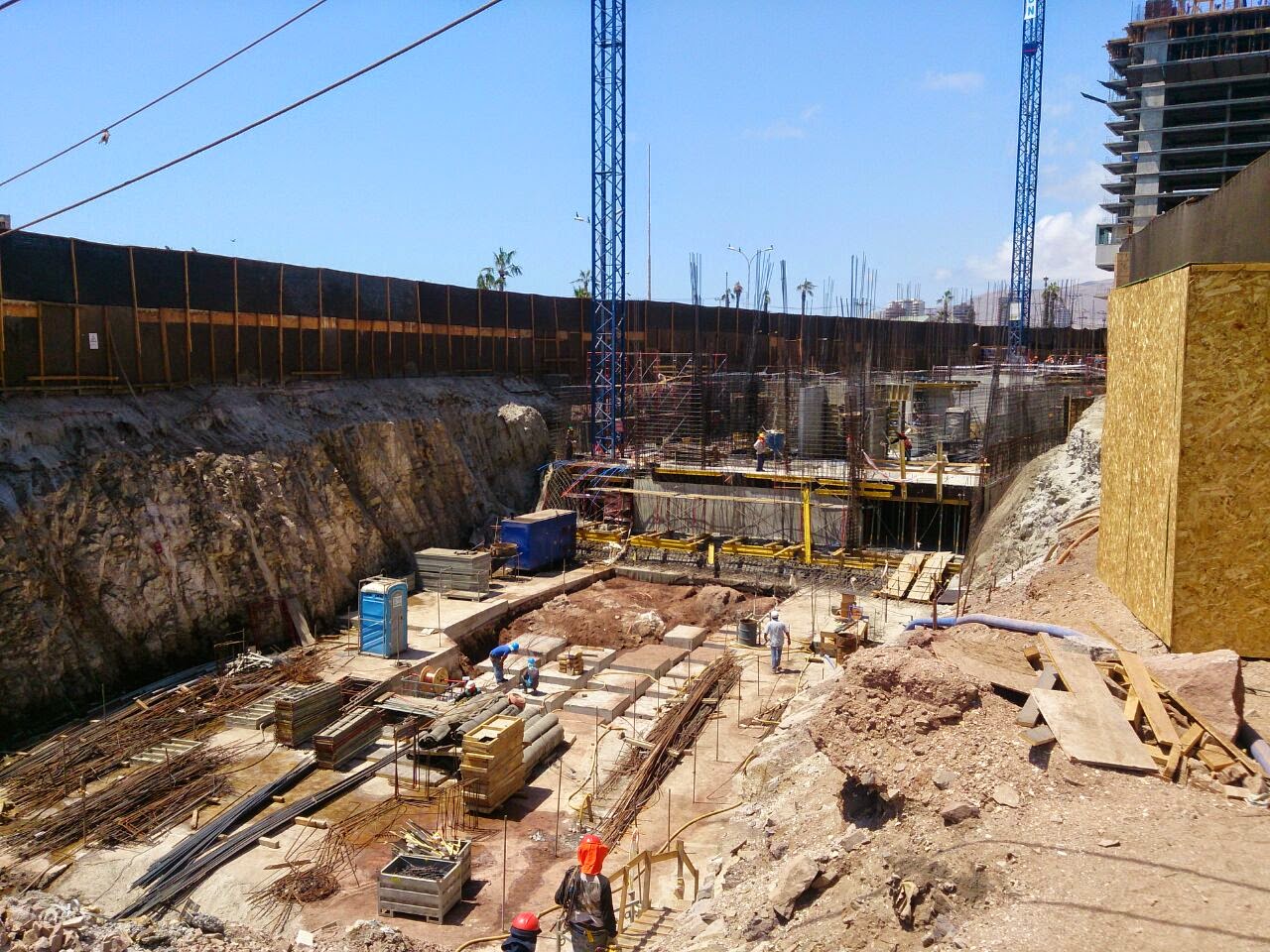 Vista general de trabajos de tierra de protección en una obra
