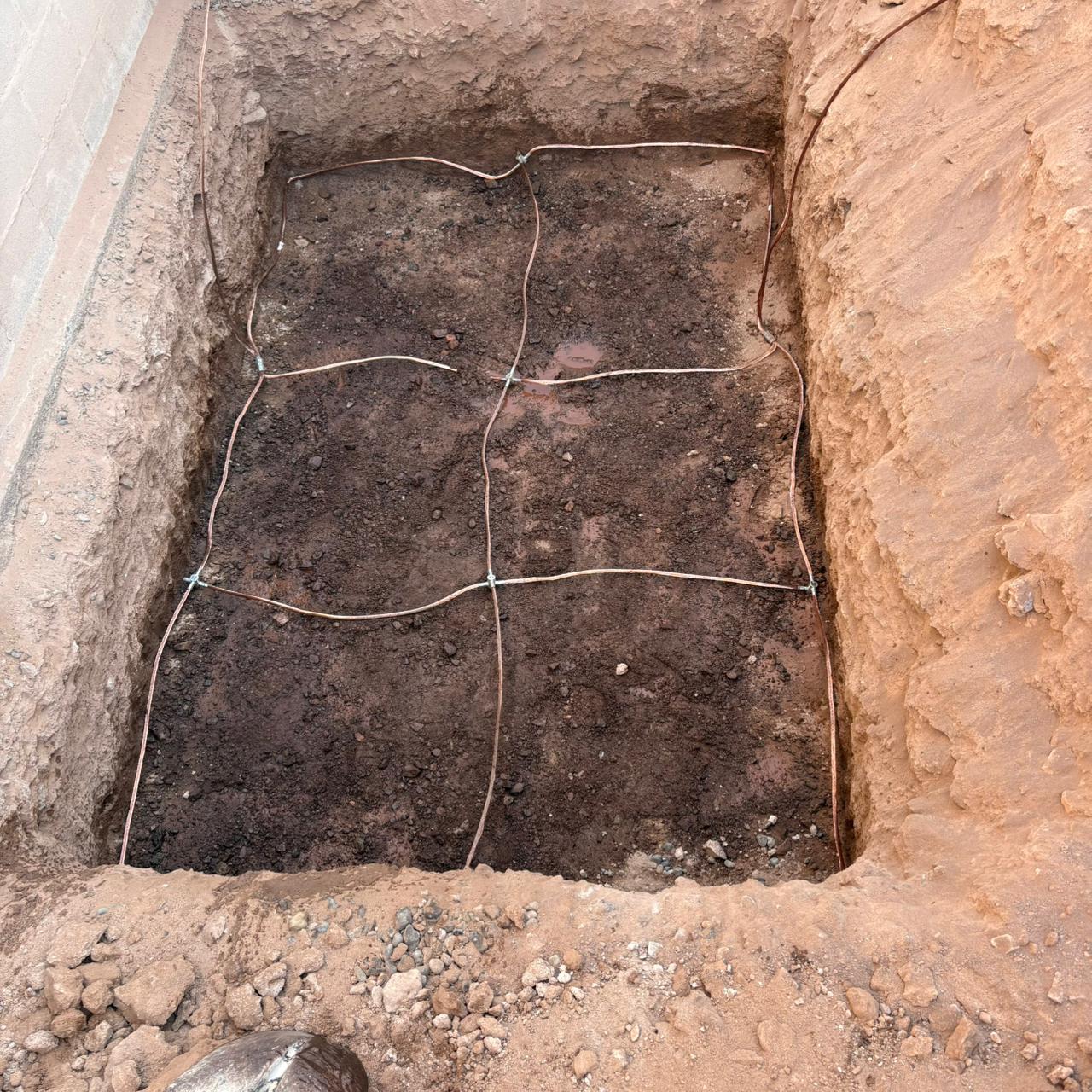 Malla de cobre instalada en excavación para sistema de puesta a tierra